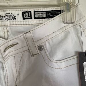 Miss me white skinny jeans size 31 never worn kept in closet. Inseam 32